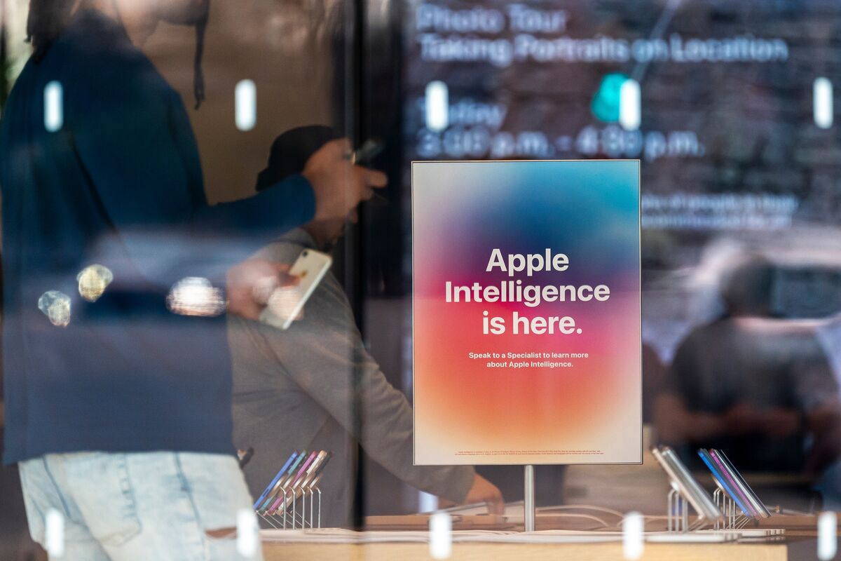 Apple Intelligence — платформа ИИ-функций Apple для iOS, iPadOS и macOS, запущенная в 2024 году с фокусом на приватность через локальную обработку. Основные задержки связаны с Siri: расширенные диалоги и контекстный анализ отложены до весны 2026 года в iOS 26.4.