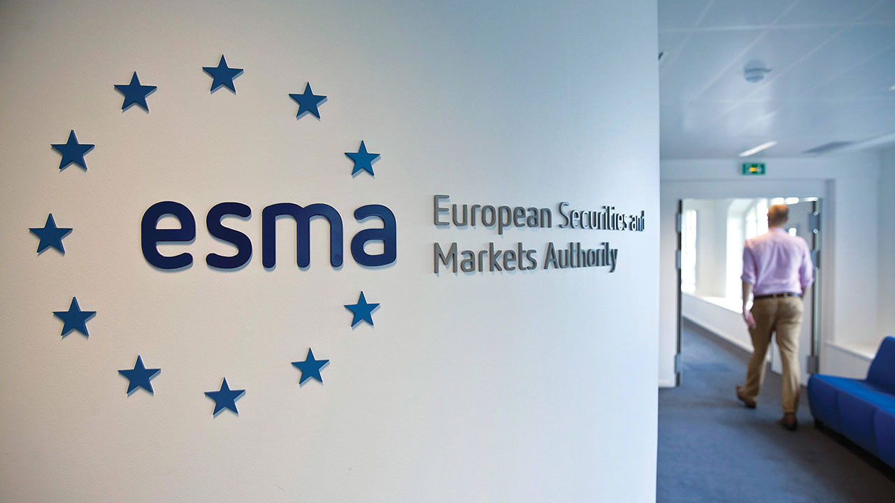 Под эгидой ESMA усиливается борьба с экологическим заблуждением. Регулятор фокусируется на проверке заявлений компаний об устойчивом развитии, требуя учёта полного жизненного цикла продуктов, включая скрытые выбросы от работы дата-центров и инфраструктуры ИИ.