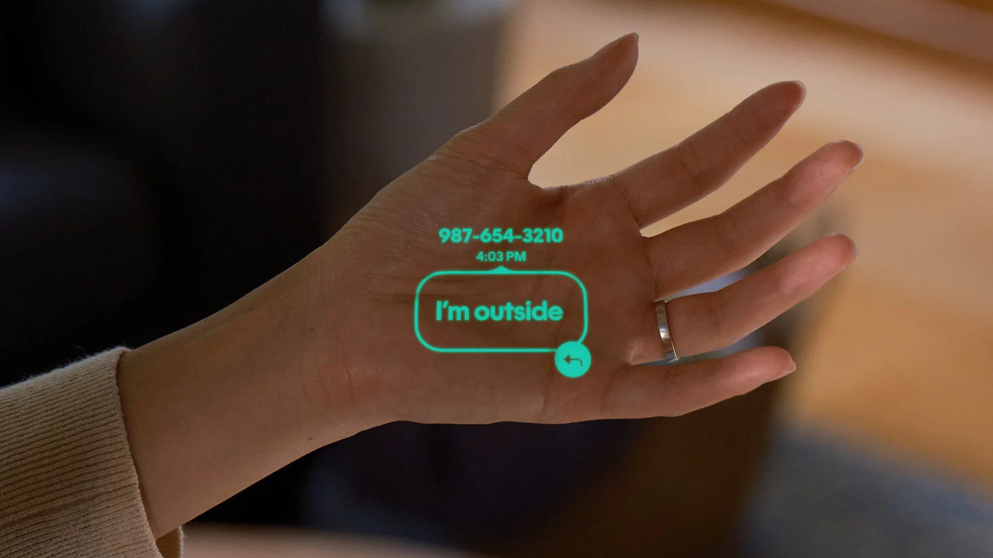 Humane AI Pin в действии: лазерный проектор выводит интерфейс прямо на ладонь пользователя, обещая заменить экран смартфона касаниями и жестами.